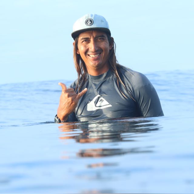 Rodrigo García en el agua, haciendo el saludo shaka